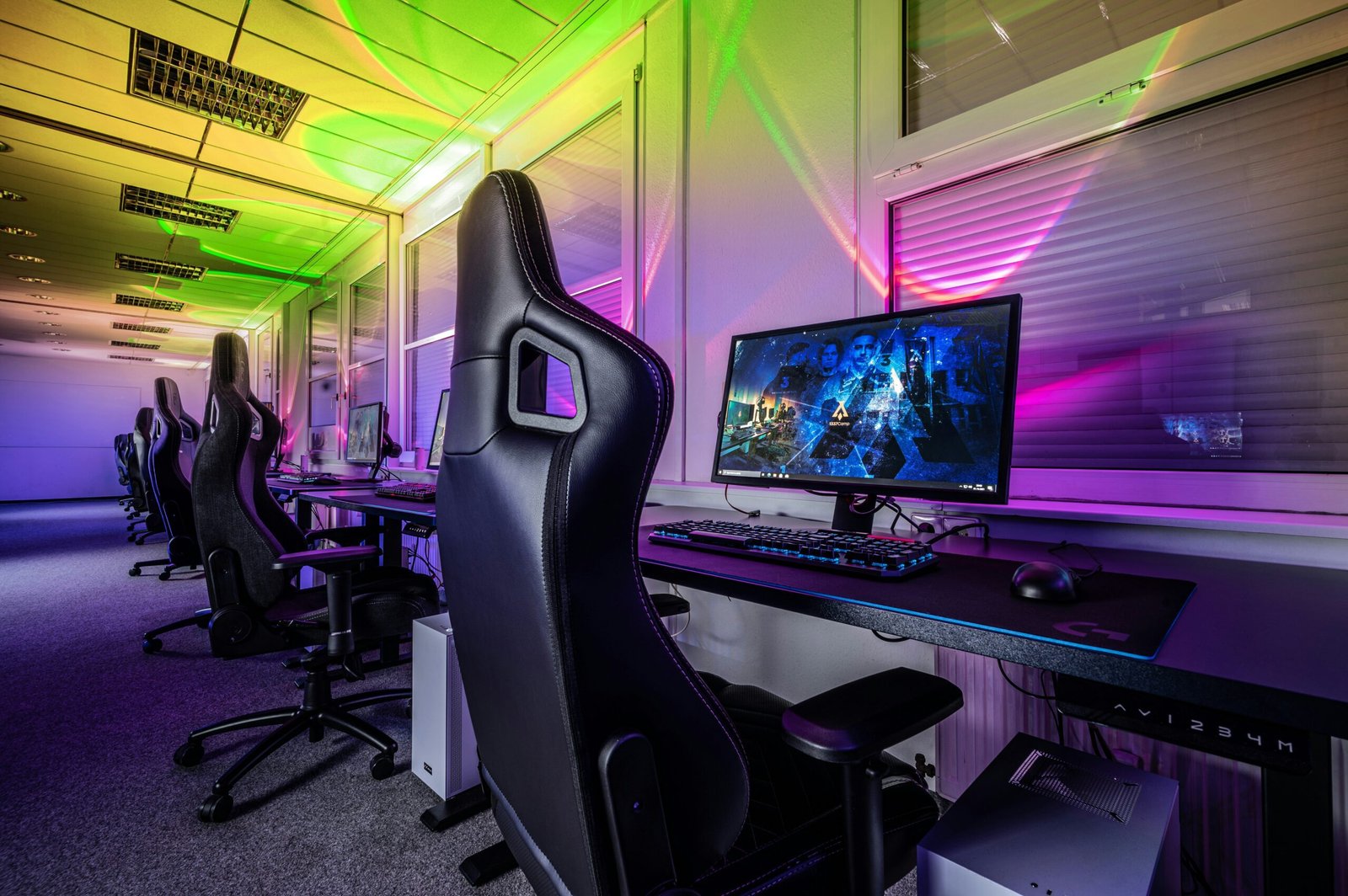 Cadeira gamer em setup lan house - nem toda cadeira gamer é ergonomica