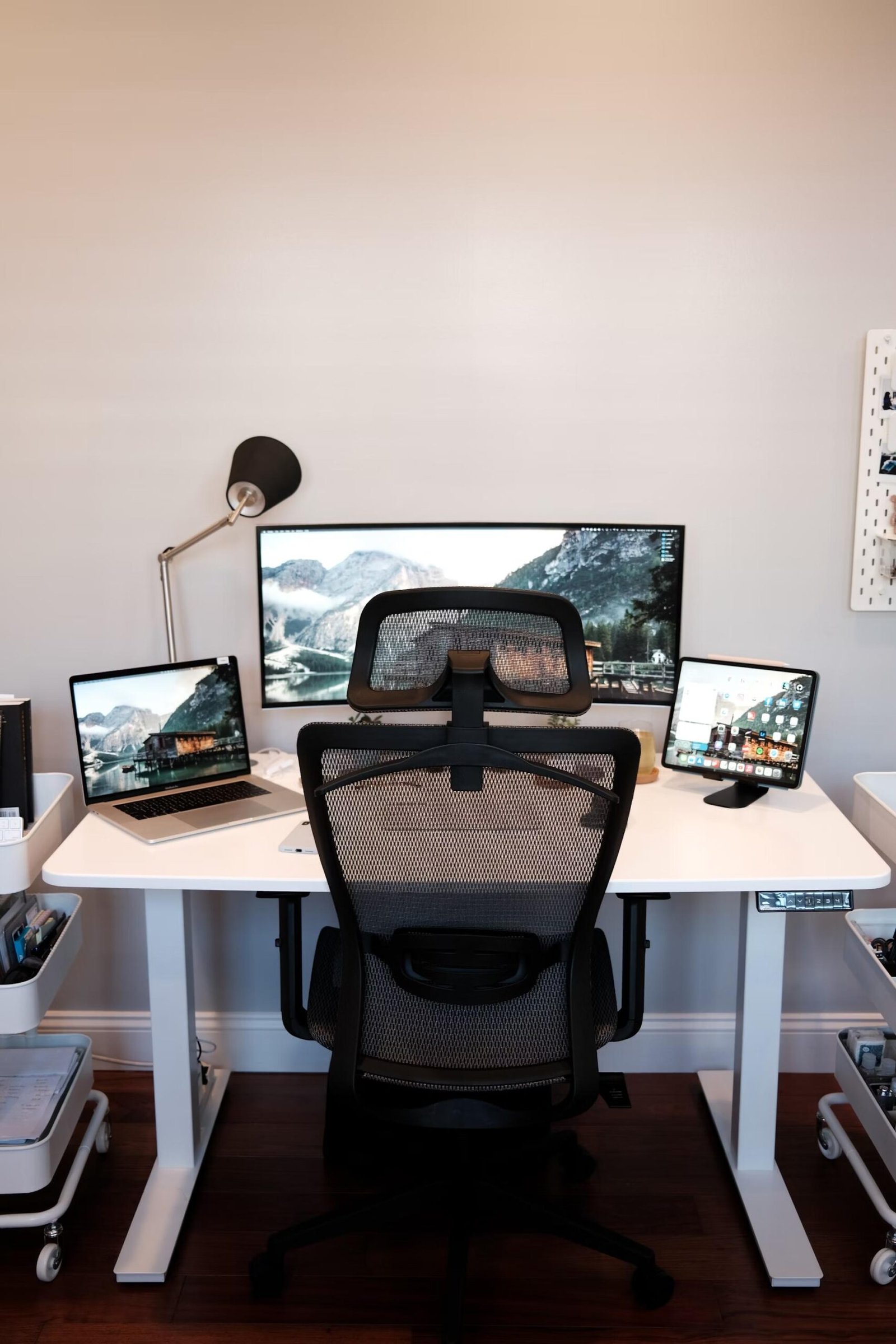 cadeira ergonômica em setup home office - melhor cadeira para quem trabalha muito tempo sentado