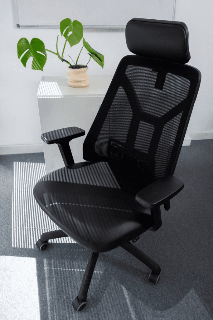 Cadeira ergonômica preta para home office