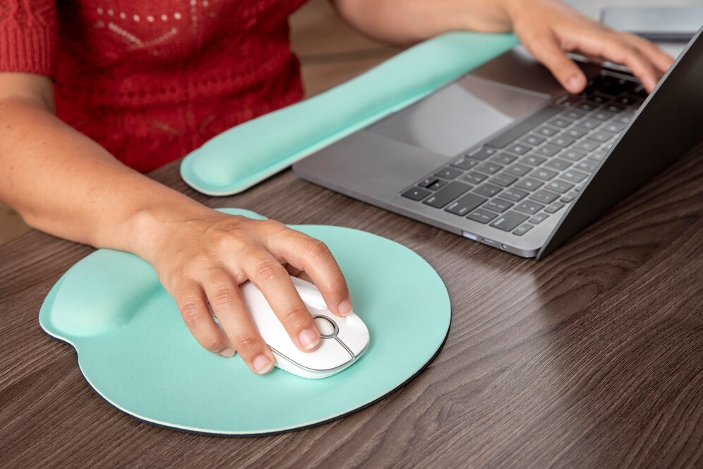 Mousepad e deskpad ergonômicos, com apoio para o pulso.