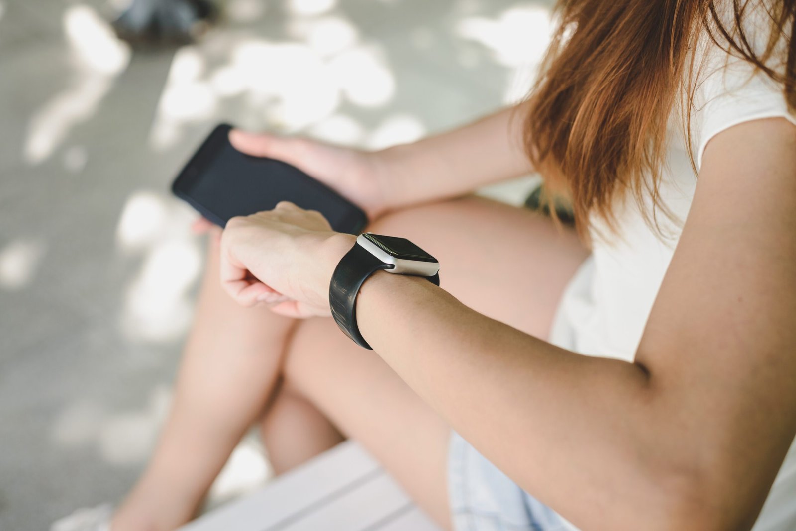 Garota usando Galaxy Watch com o celular - Qual é o melhor Galaxy Watch?