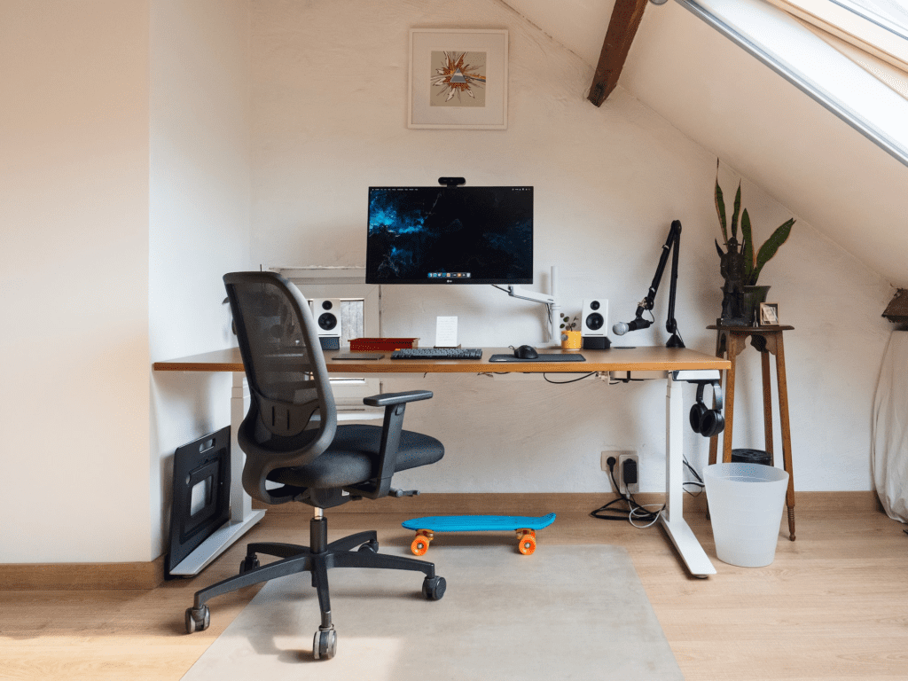 Escritório com cadeira ergonômica, um dos melhores produtos para home office.