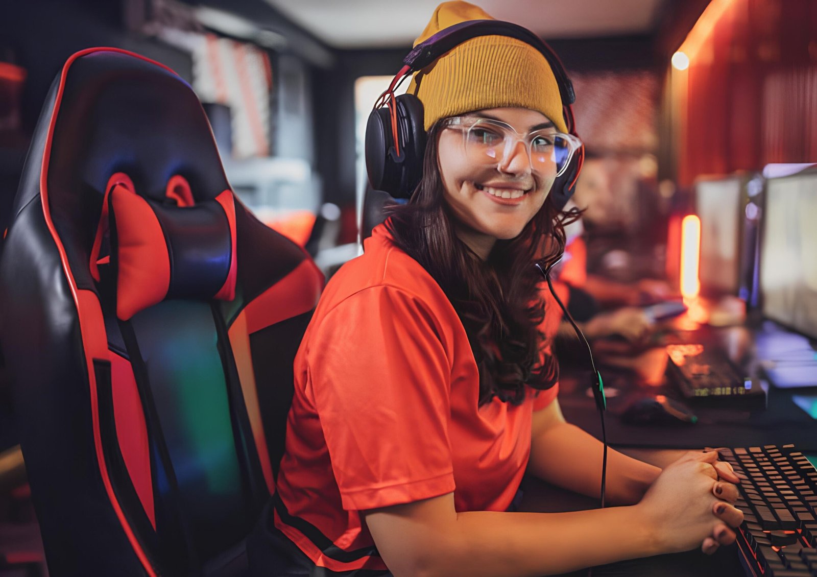 Garota gamer bonita sentada em cadeira gamer - cadeira gamer boa e barata