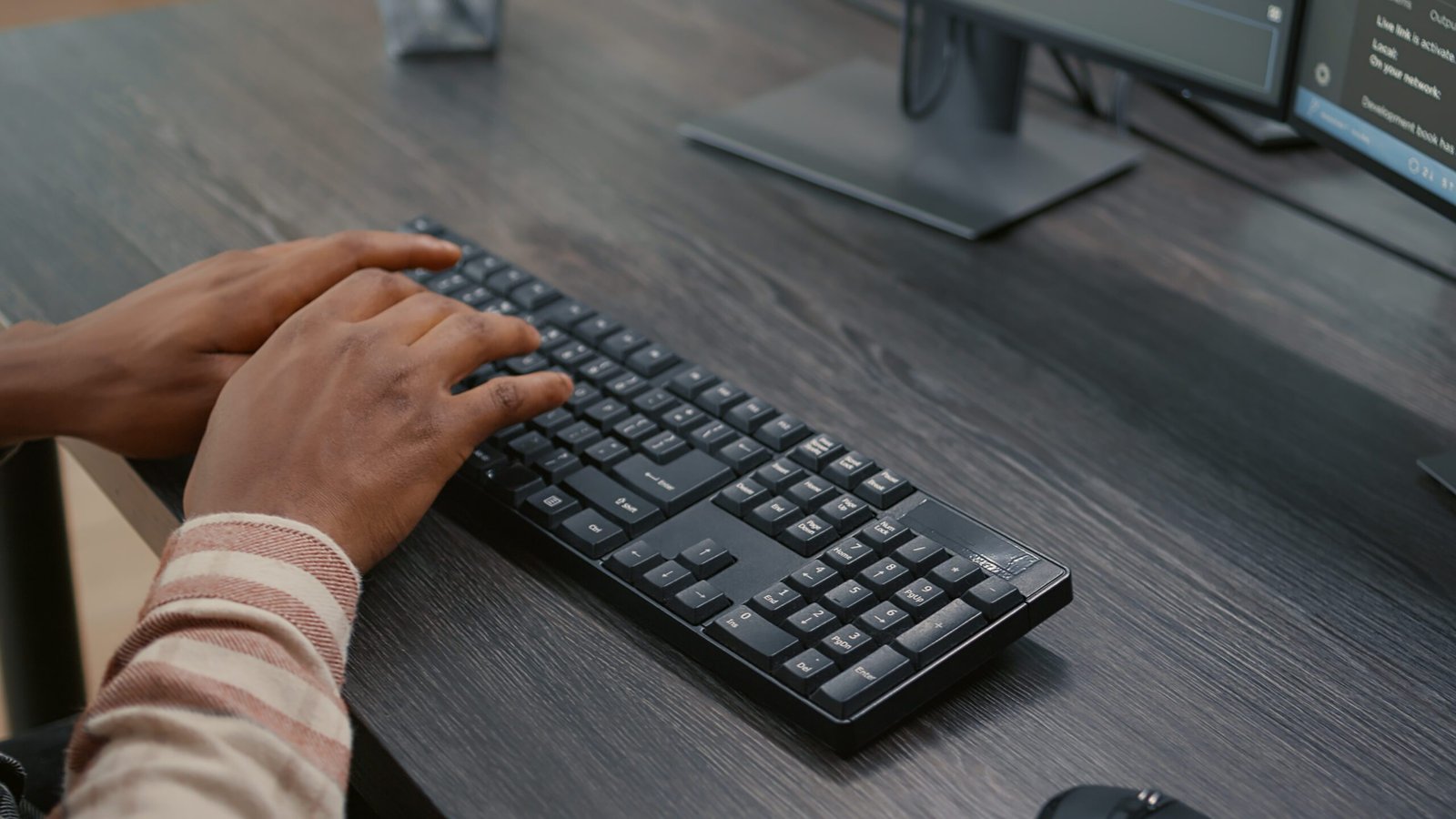 Mãos digitando teclado - Melhor teclado sem fio ABNT2