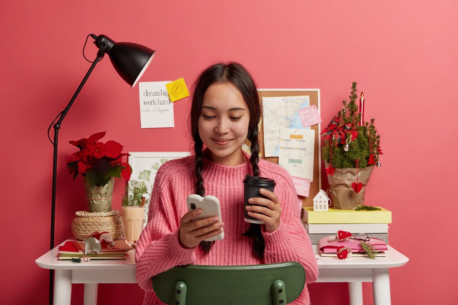 Garota adolescente vestindo rosa em escritório home office rosa usando celular e segurando um café - Como ganhar dinheiro na internet sem fazer dancinha?