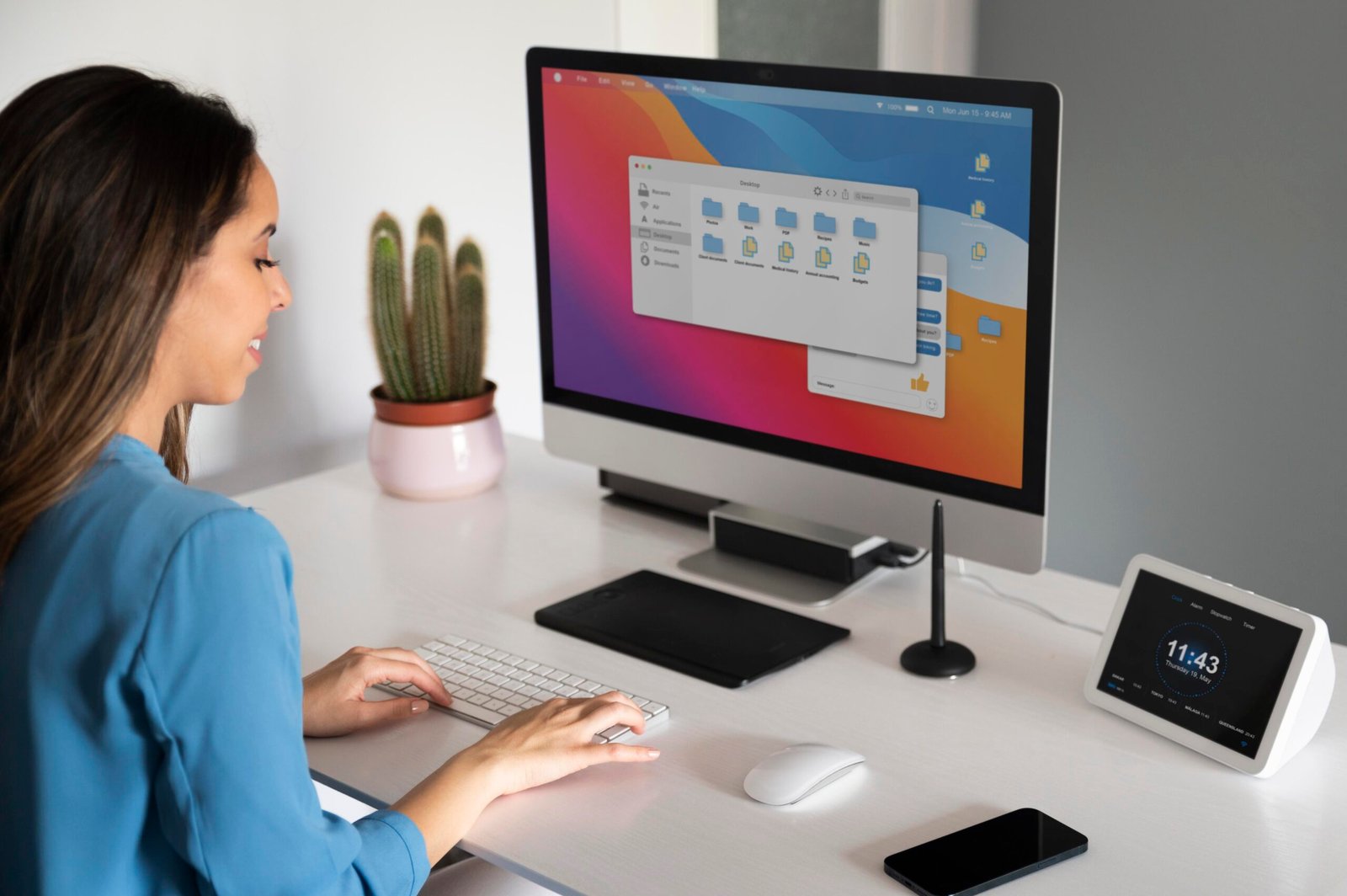 Mulher usando iMac no home office - Computador All-in-One vale a pena?