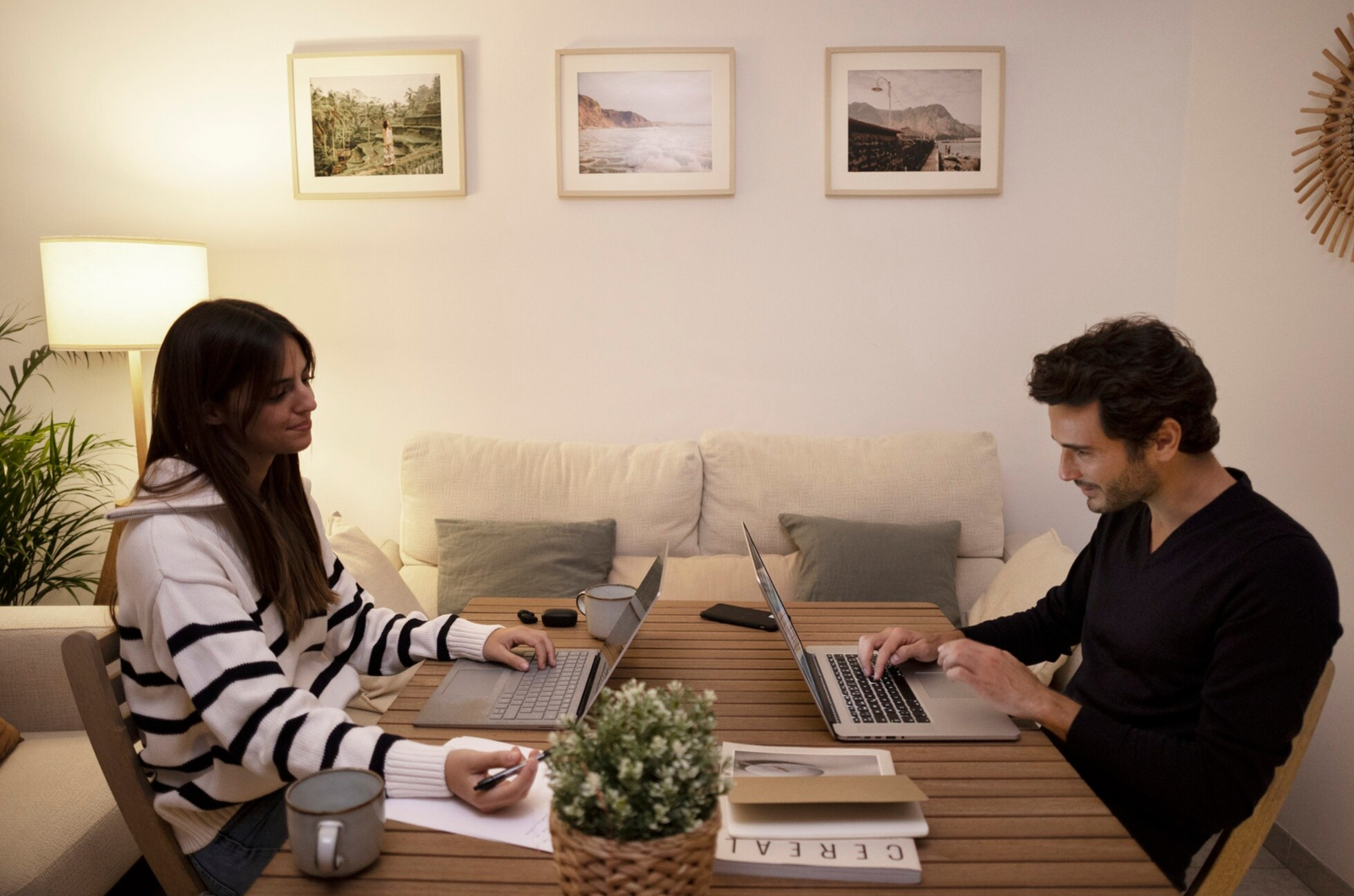 casal usando notebooks em home office compartilhado