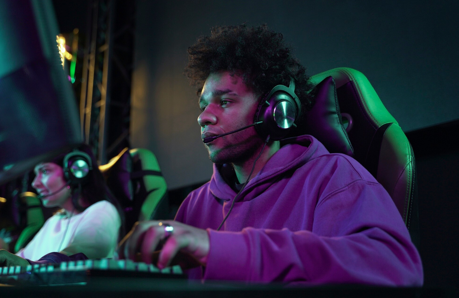 Homem jovem gamer de moletom jogando, usando headphone - Como ser gamer profissional
