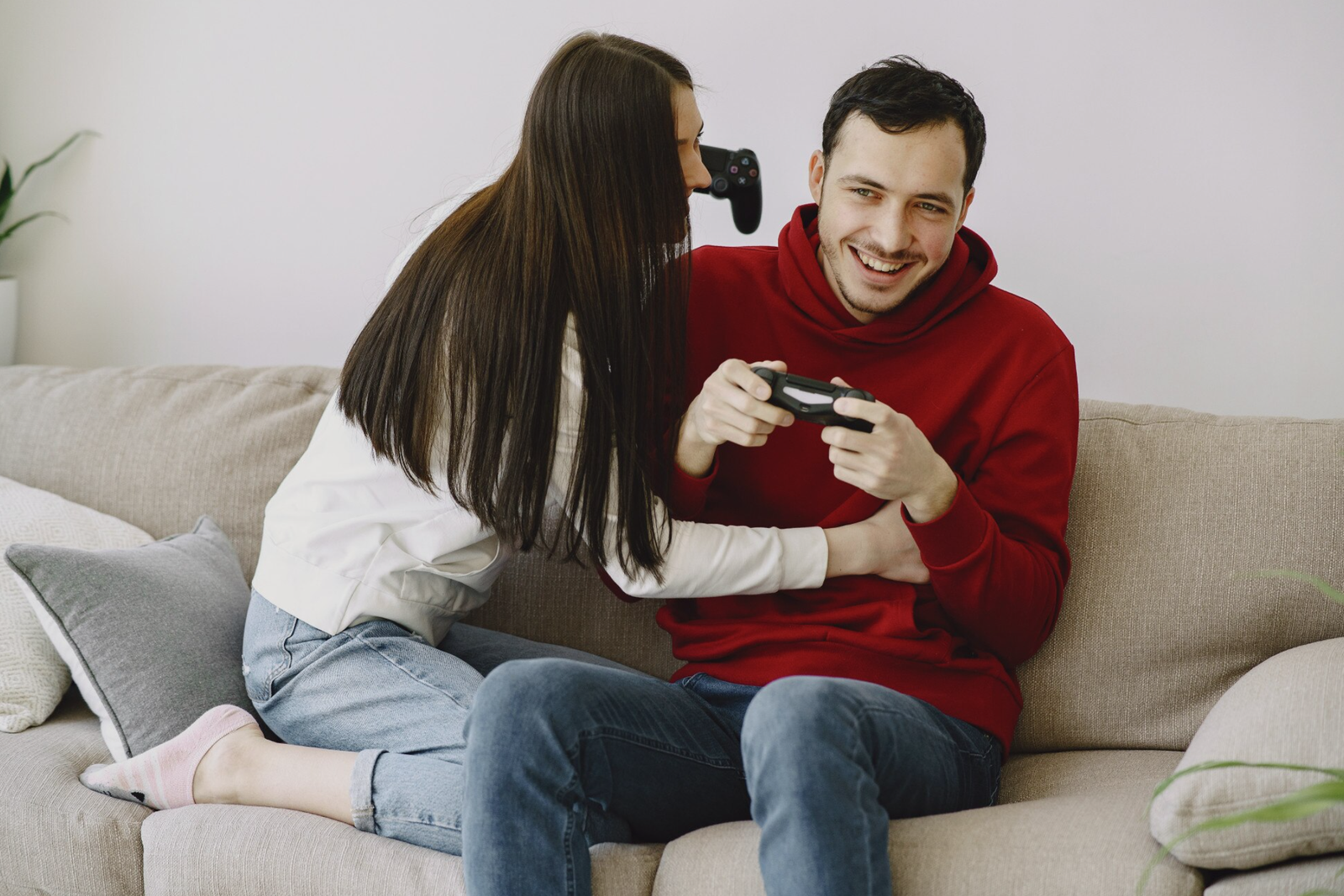 Casal feliz jogando videogame - presente para gamers