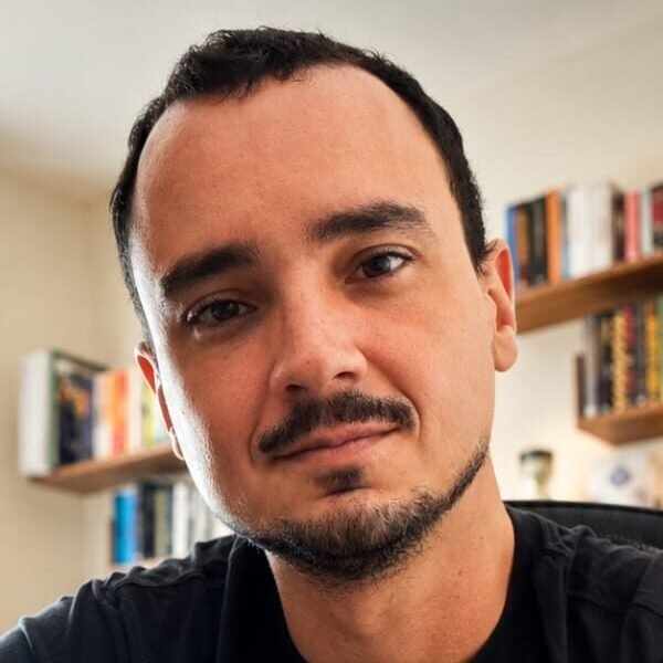 Leandro Abreu - Profissional de Marketing e editor chefe do Ergonomia no Home Office. Trabalha em home office há mais de 10 anos.