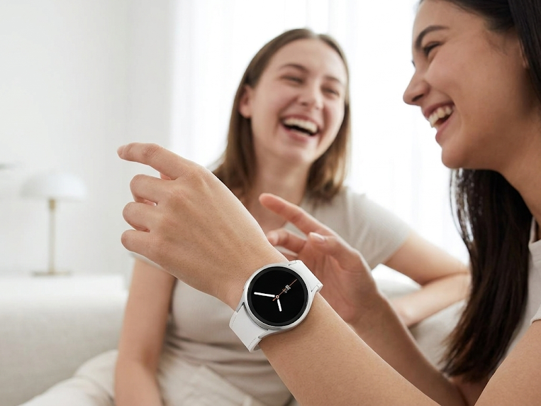 Mulheres dando risada. Uma delas usa um Galaxy Watch8 no pulso.