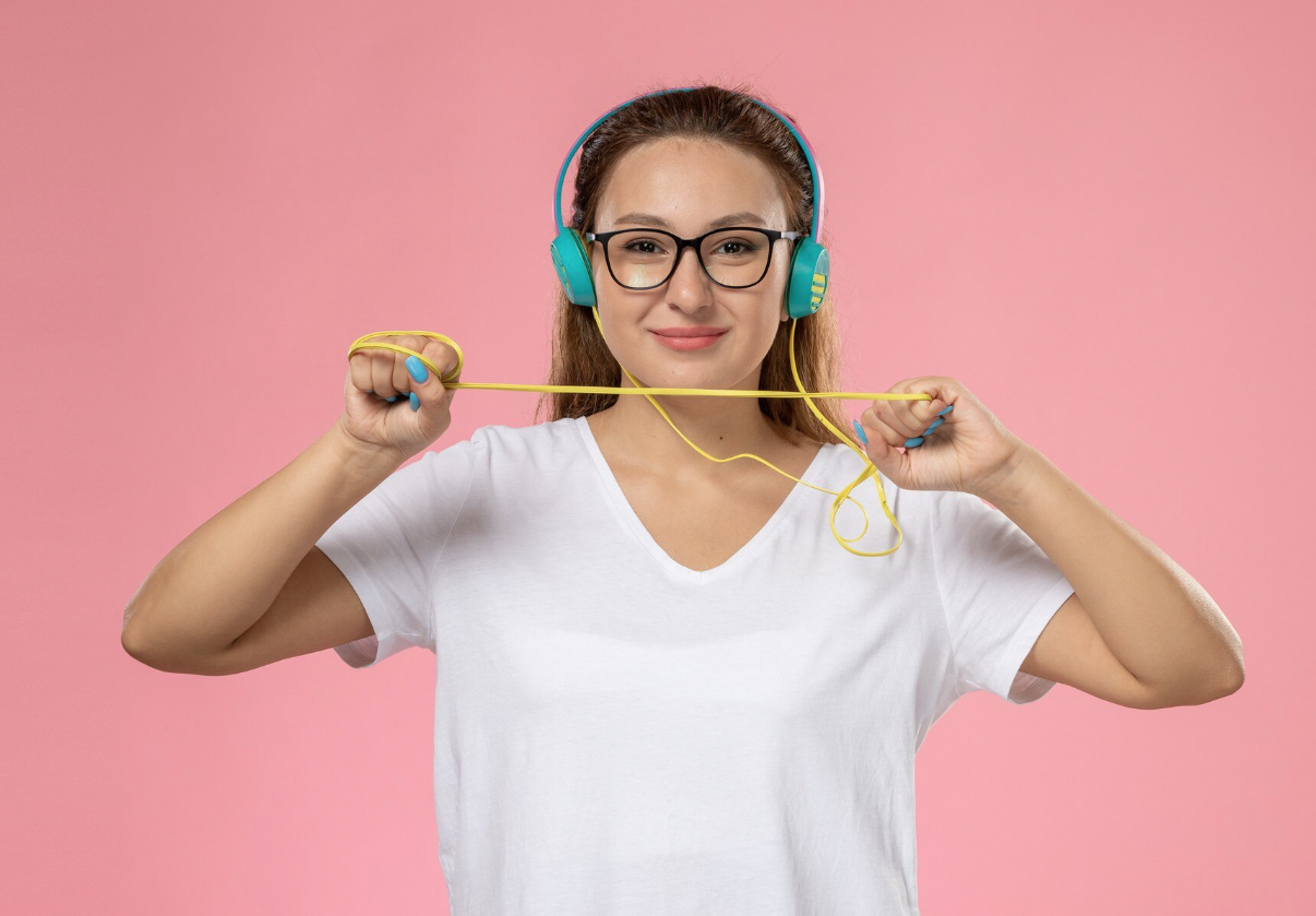 A volta dos fones com fio: por que eles voltaram a conquistar os usuários?