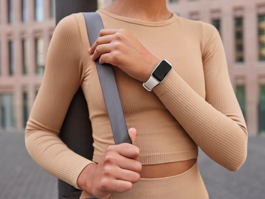 Mulher usando smartband Samsung Galaxy Fit 3