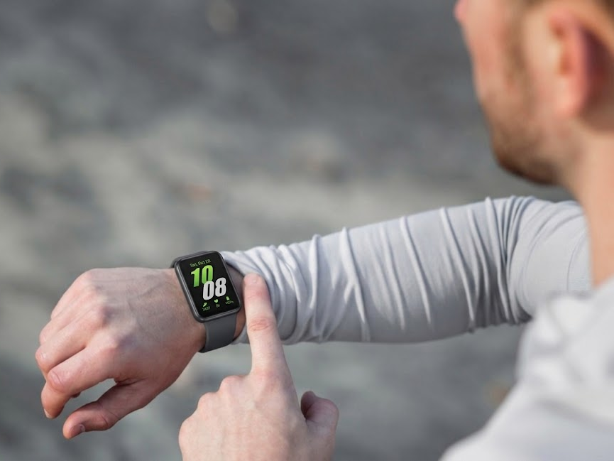 Homem usando smartband Samsung Galaxy Fit 3