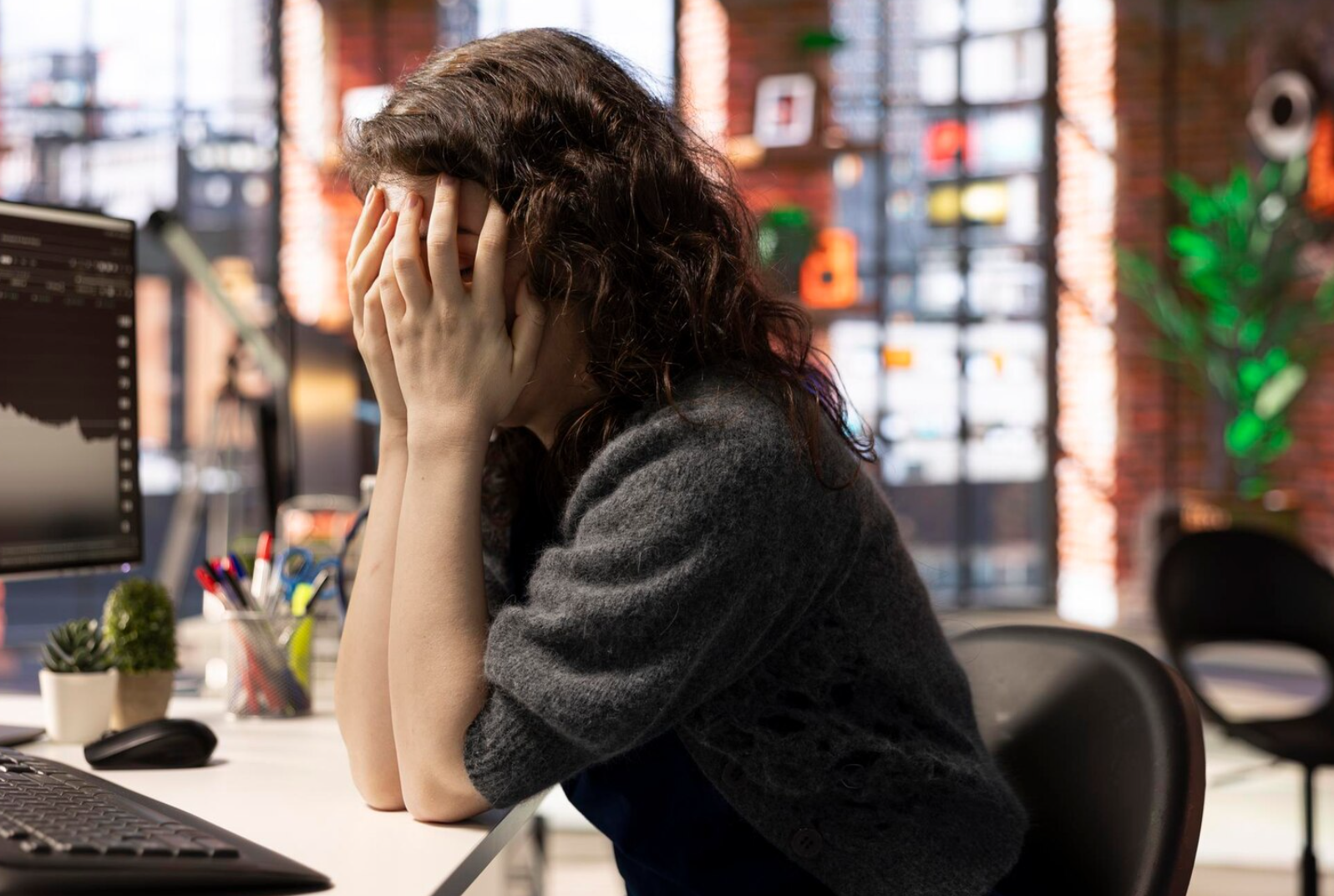 Burnout no home office: sinais, causas e como prevenir o esgotamento mental no trabalho remoto