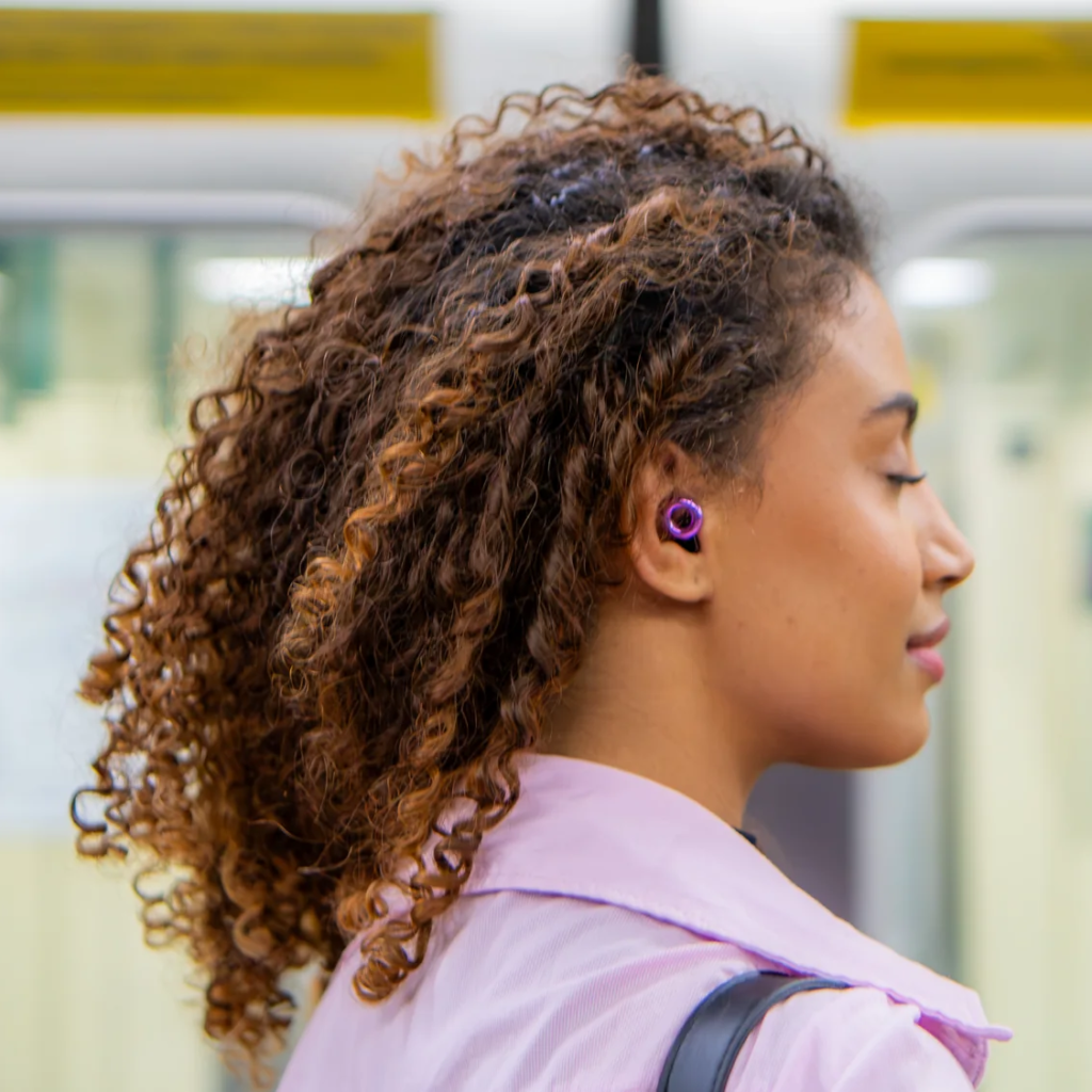Mulher usando protetor auricular estiloso da Plugzy