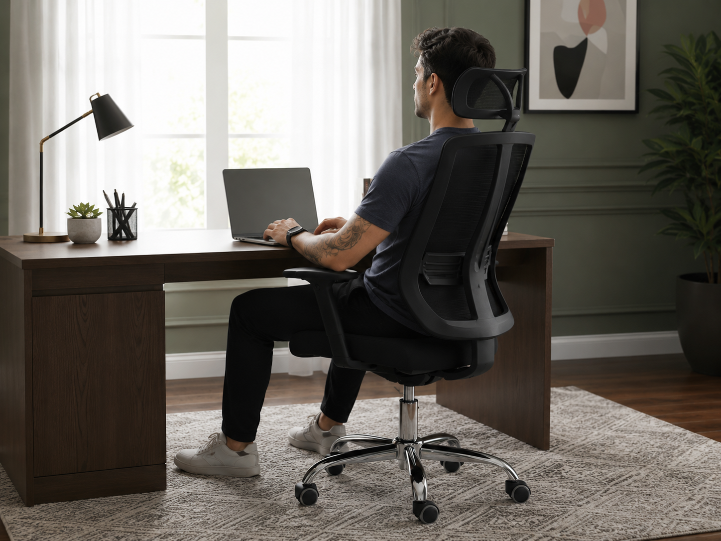 Homem jovem sentado em cadeira Presidente Anima - Melhor cadeira ergonômica até 1000 reais